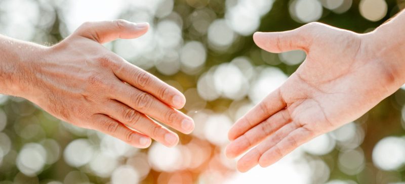 Mehr Achtsamkeit in der Arbeitswelt, Empathie fördern, Hilfsbereit sein, auf andere achten, mehr zusammen als gegeneinander, Daliah Immel, Blogartikel Magazin Wiesbaden, Mainz, Frankfurt, Rheingau